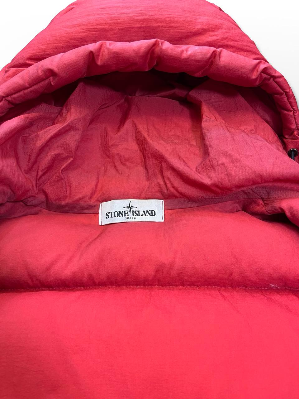 Brugt Stone Island Dunjakke Vinterjakke Micro Rip Stop Opaque Nylon Tela 30 Anni Anniversary i Rød unik model og farve i L large herre