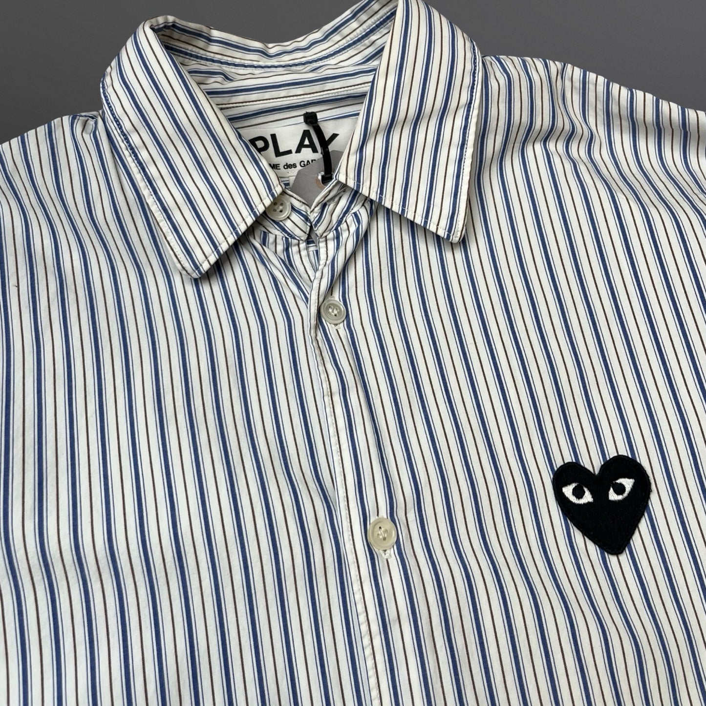 Comme des Garçons PLAY Stribet Skjorte – Hvid/Blå – Str. M