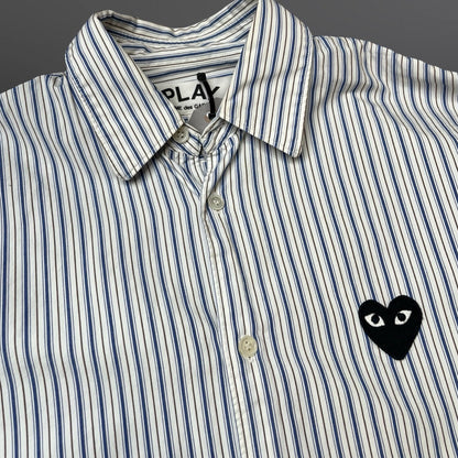 Comme des Garçons PLAY Stribet Skjorte – Hvid/Blå – Str. M