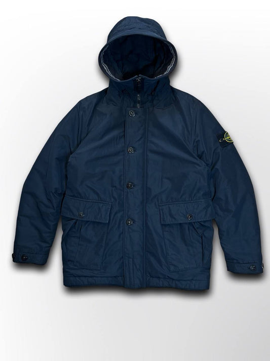 Brugt Vinterjakke Vinterfrakke Stone Island Micro Reps
With Primaloft®
Insulation Technology i mørkeblå M medium mænd.