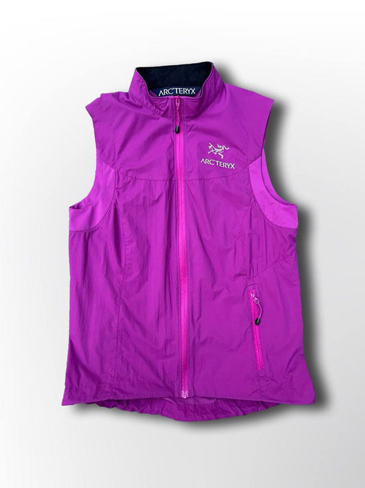 Brugt Used Vindtæt regntæt vest Arc’teryx arcteryx i lilla S small med selvlysende logoer og elastik