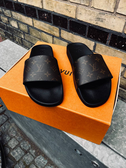 Louis Vuitton Slides Monogram Str. 43 / 9½