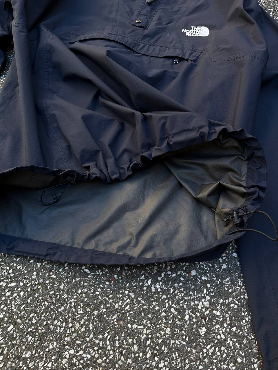 Brugt used Regnjakke / Anorak fra The North Face i navy/ mørkeblå med Gore-tex / Goretex membran i S Small