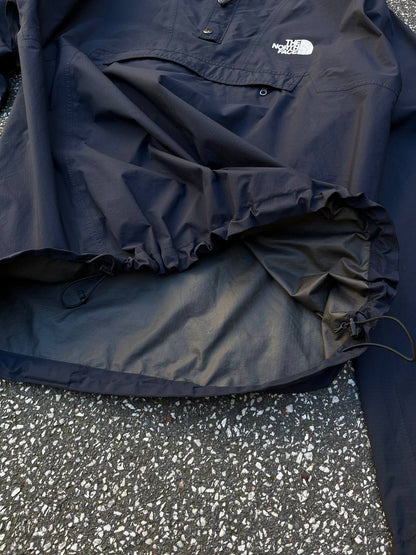 Brugt used Regnjakke / Anorak fra The North Face i navy/ mørkeblå med Gore-tex / Goretex membran i S Small