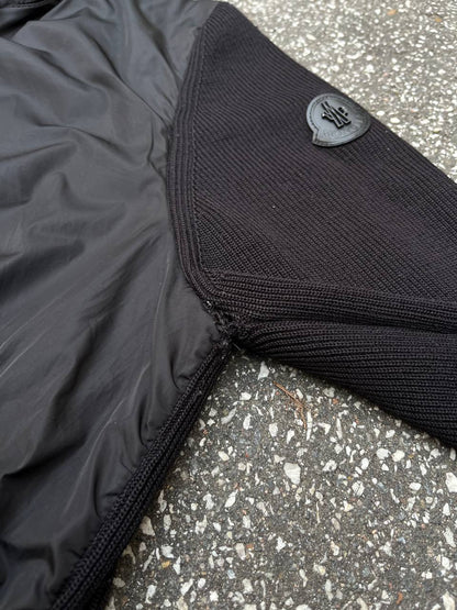 “Brugt Cardigan Moncler MAGLIONE TRICOT CARDIGAN i L Large i Sort Farve”