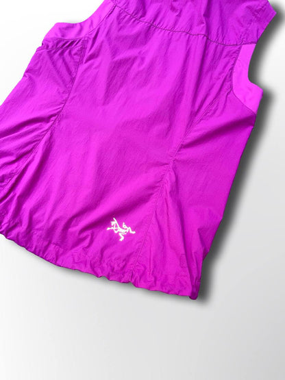Brugt Used Vindtæt regntæt vest Arc’teryx arcteryx i lilla S small med selvlysende logoer og elastik