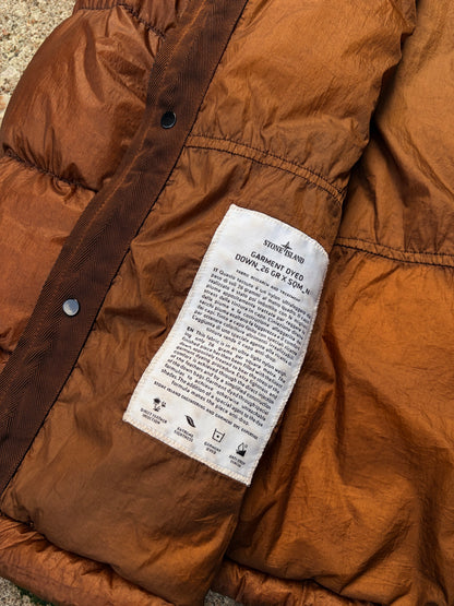 Stone Island Garment Dyed Down 26 GR x SQM-N – Kobberbrun dunjakke – Large