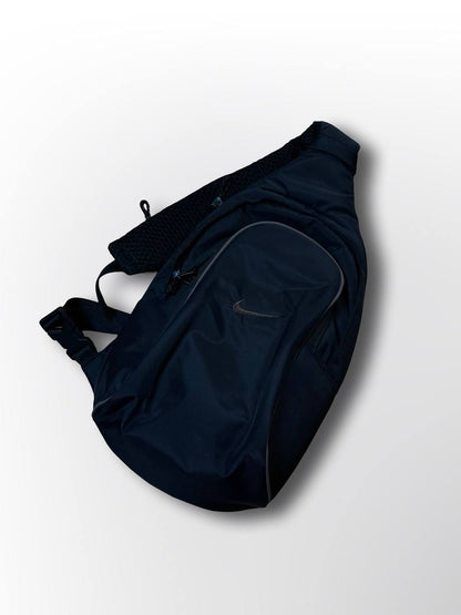 Nike skuldertaske sling bag i sort med brun logo