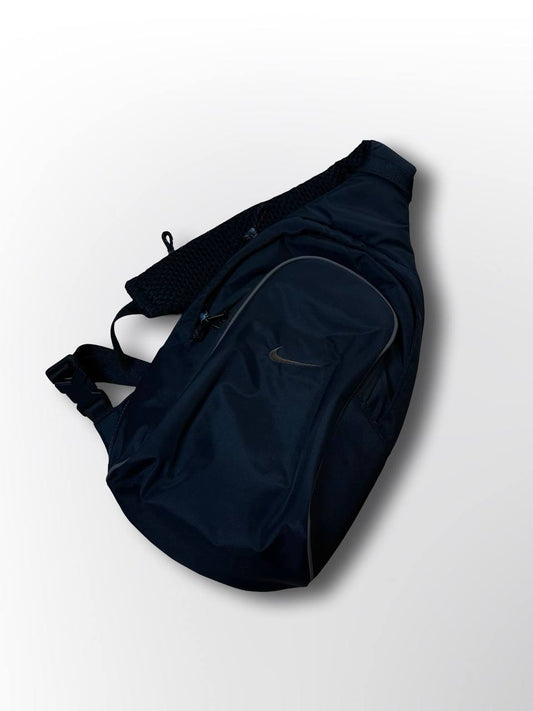 Nike skuldertaske sling bag i sort med brun logo
