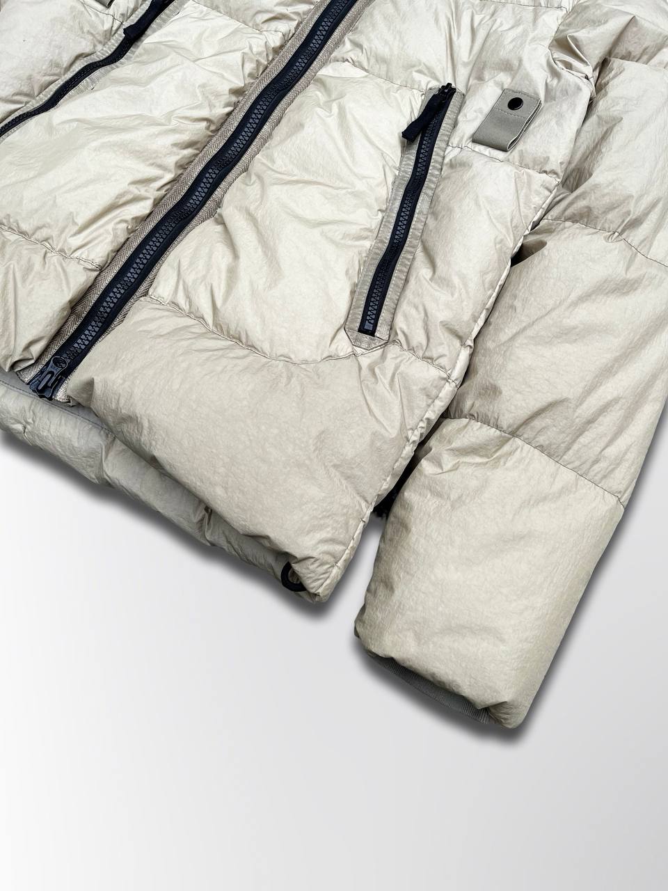 Brugt Varm Vinterjakke Stone Island Dunjakke Garment Dyed
Crinkle Reps Ny Down S Small i Beige Cream-Farve
