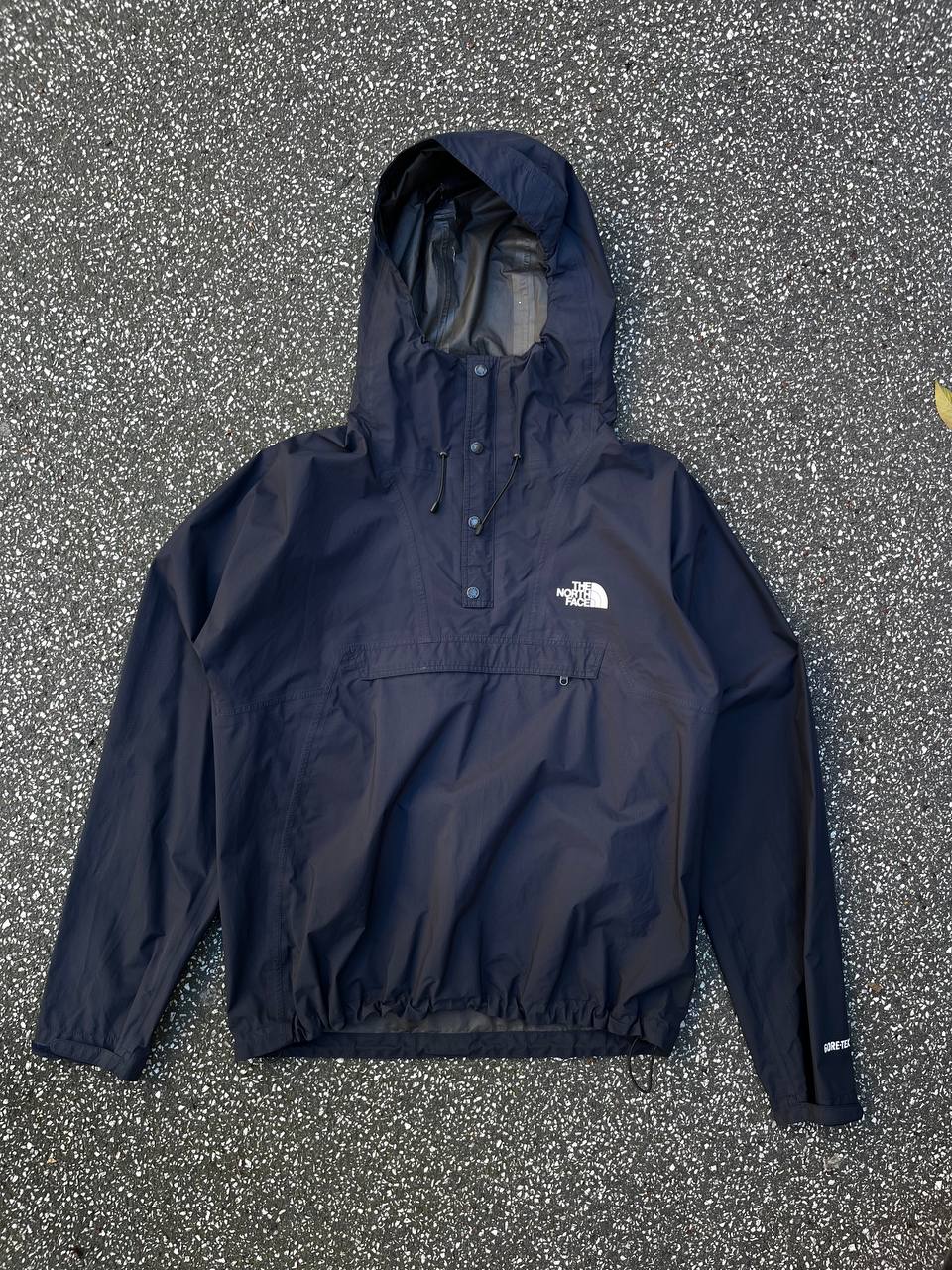 Brugt used Regnjakke / Anorak fra The North Face i navy/ mørkeblå med Gore-tex / Goretex membran i S Small