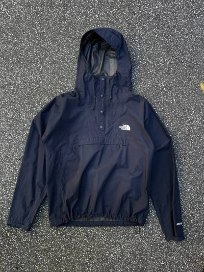 Brugt used Regnjakke / Anorak fra The North Face i navy/ mørkeblå med Gore-tex / Goretex membran i S Small
