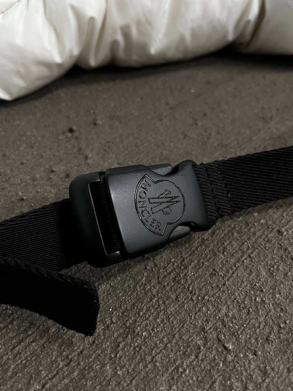 Moncler Down Belt Bag i Hvid Brugt som ny