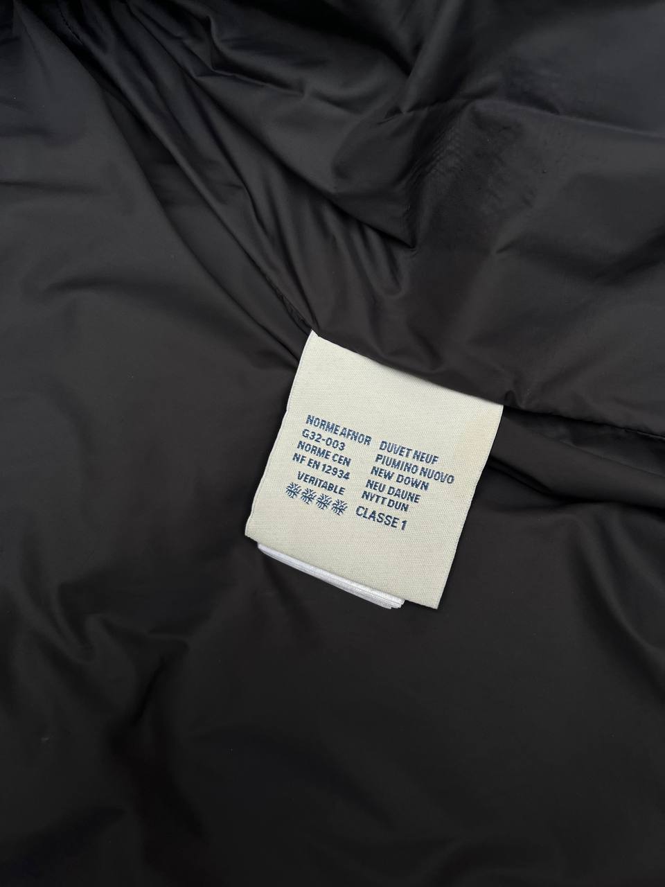 Brugt Moncler vinterjakke i sort med sort logo i størrelse L large (4) sidder godt på M medium
