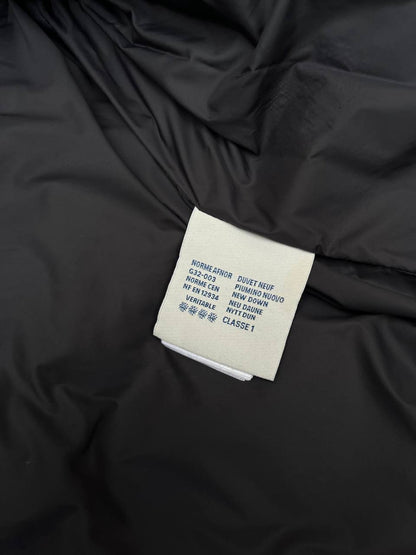 Brugt Moncler vinterjakke i sort med sort logo i størrelse L large (4) sidder godt på M medium