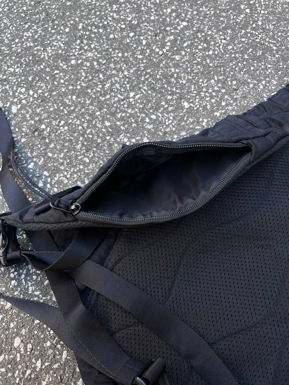 Skuldertaske sling bag fra C.P.Company i sort med linse