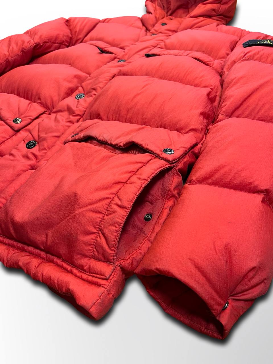 Brugt Stone Island Dunjakke Vinterjakke Micro Rip Stop Opaque Nylon Tela 30 Anni Anniversary i Rød unik model og farve i L large herre