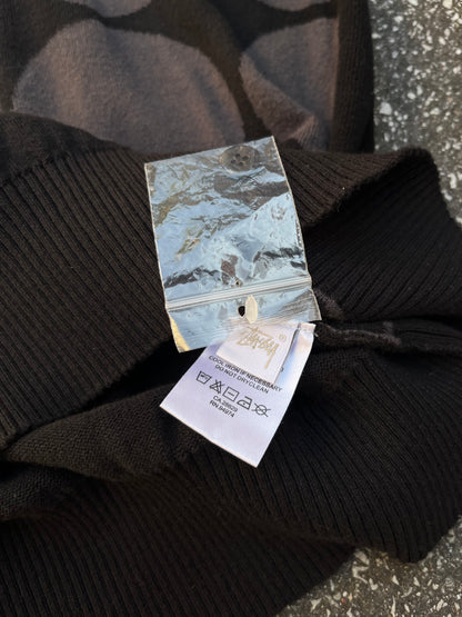 Brugt used Polo t-shirt fra Stussy i sort med grå kugler 
Størrelse M medium