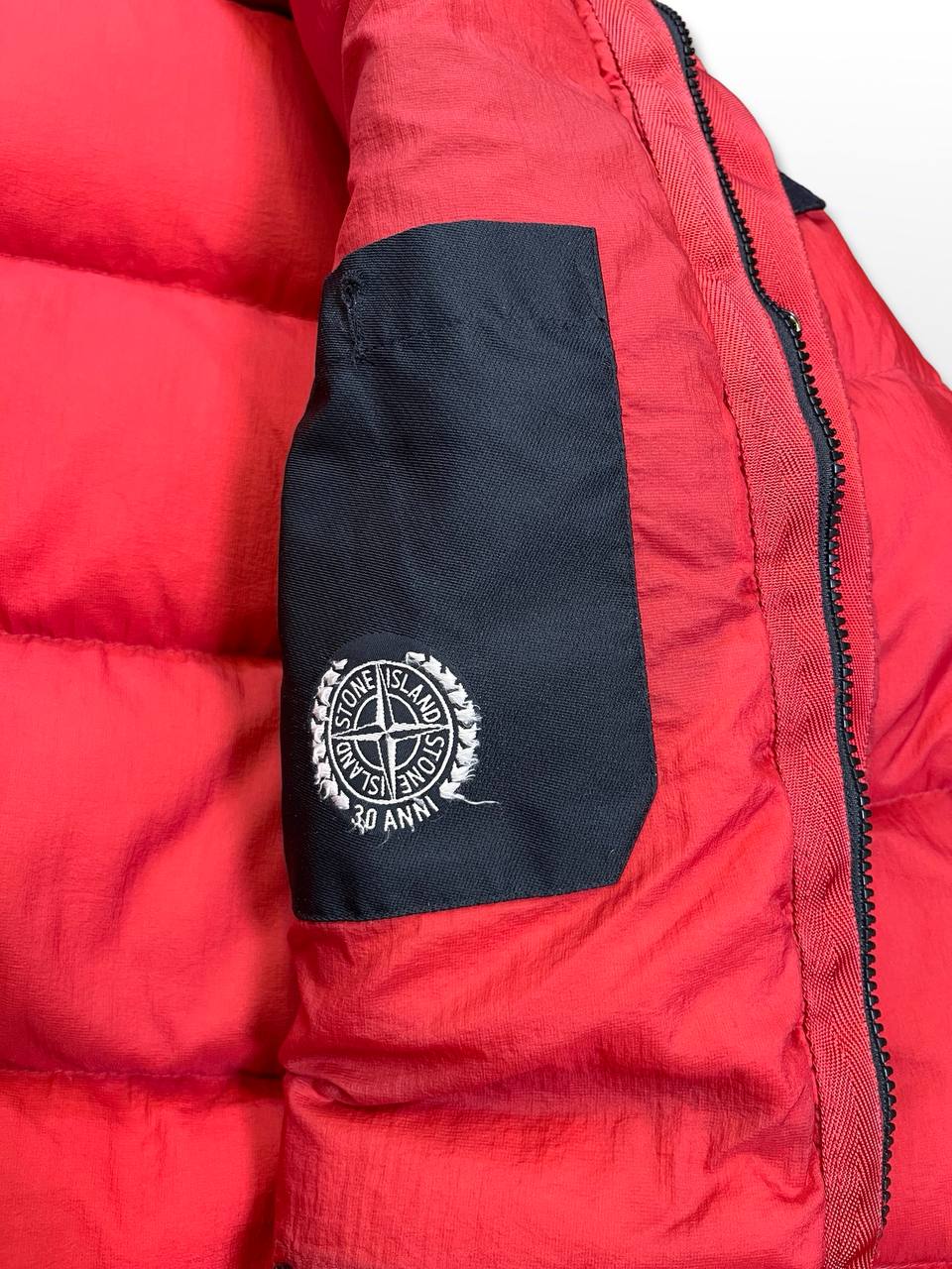 Brugt Stone Island Dunjakke Vinterjakke Micro Rip Stop Opaque Nylon Tela 30 Anni Anniversary i Rød unik model og farve i L large herre