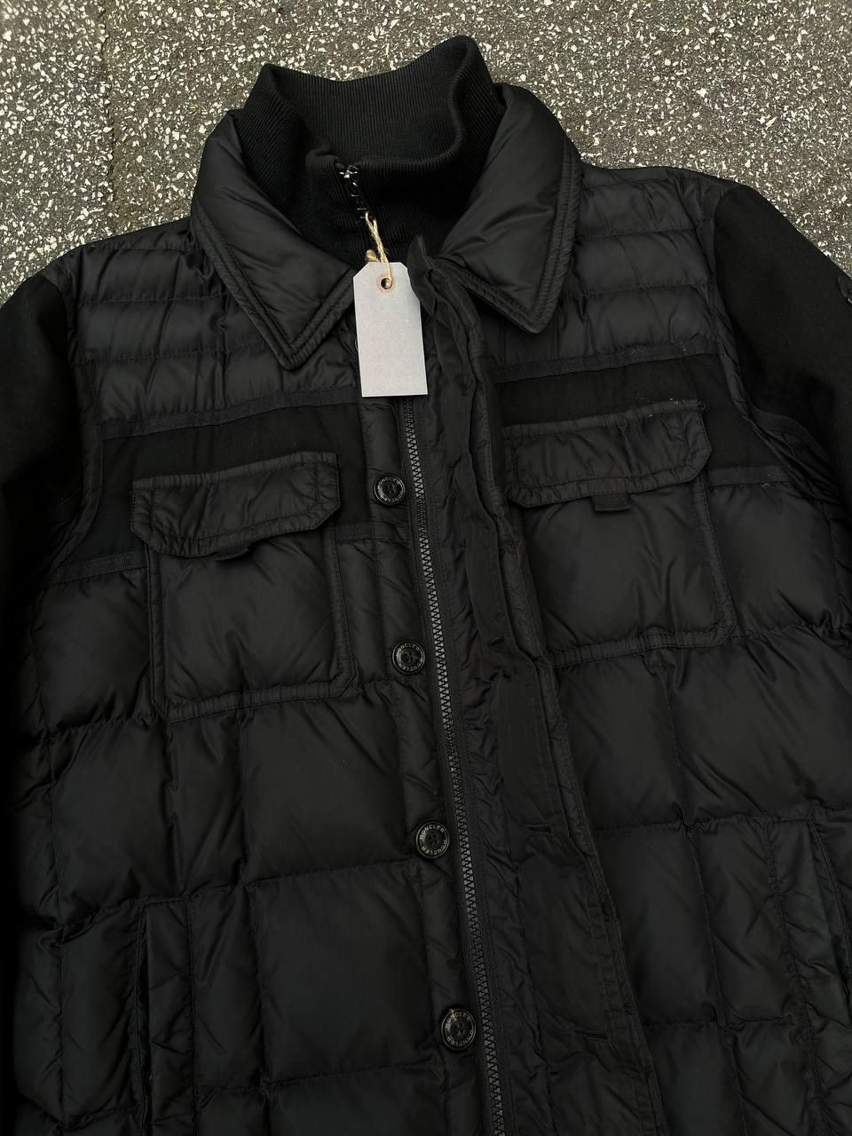 Brugt Moncler vinterjakke i sort med sort logo i størrelse L large (4) sidder godt på M medium