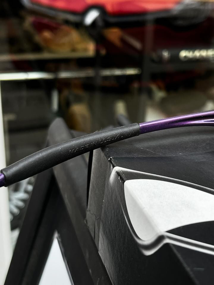 Brugte Oakley Minute 1.0 Violet
W/Black & Violet Iridium Lenses
Vintage Rare!