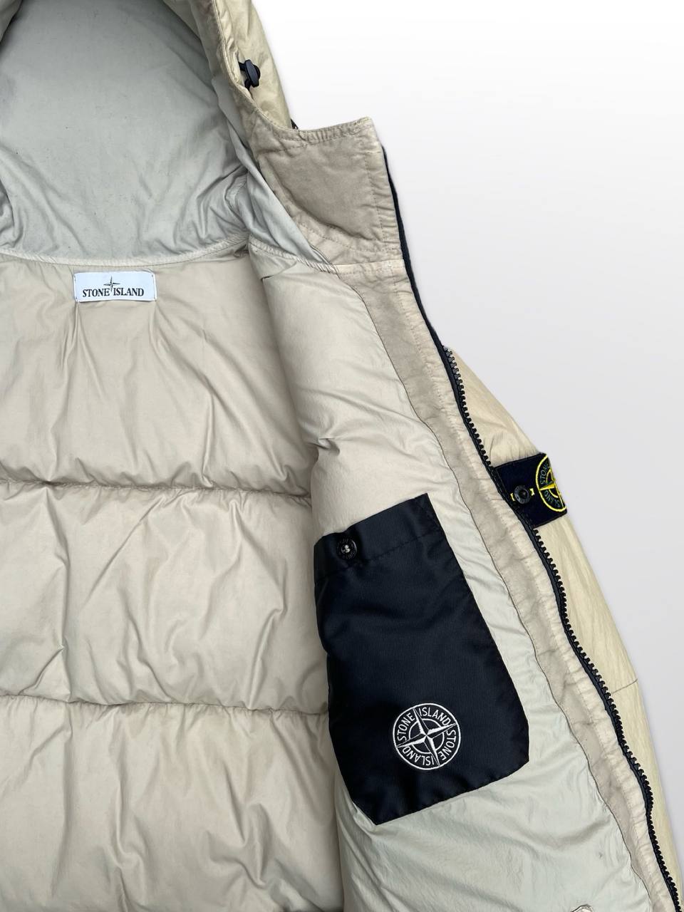 Brugt Varm Vinterjakke Stone Island Dunjakke Garment Dyed
Crinkle Reps Ny Down S Small i Beige Cream-Farve