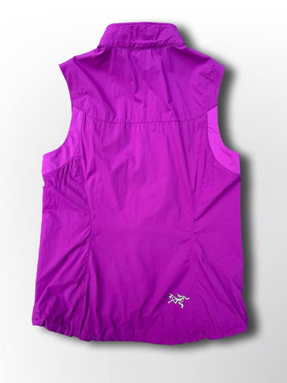 Brugt Used Vindtæt regntæt vest Arc’teryx arcteryx i lilla S small med selvlysende logoer og elastik