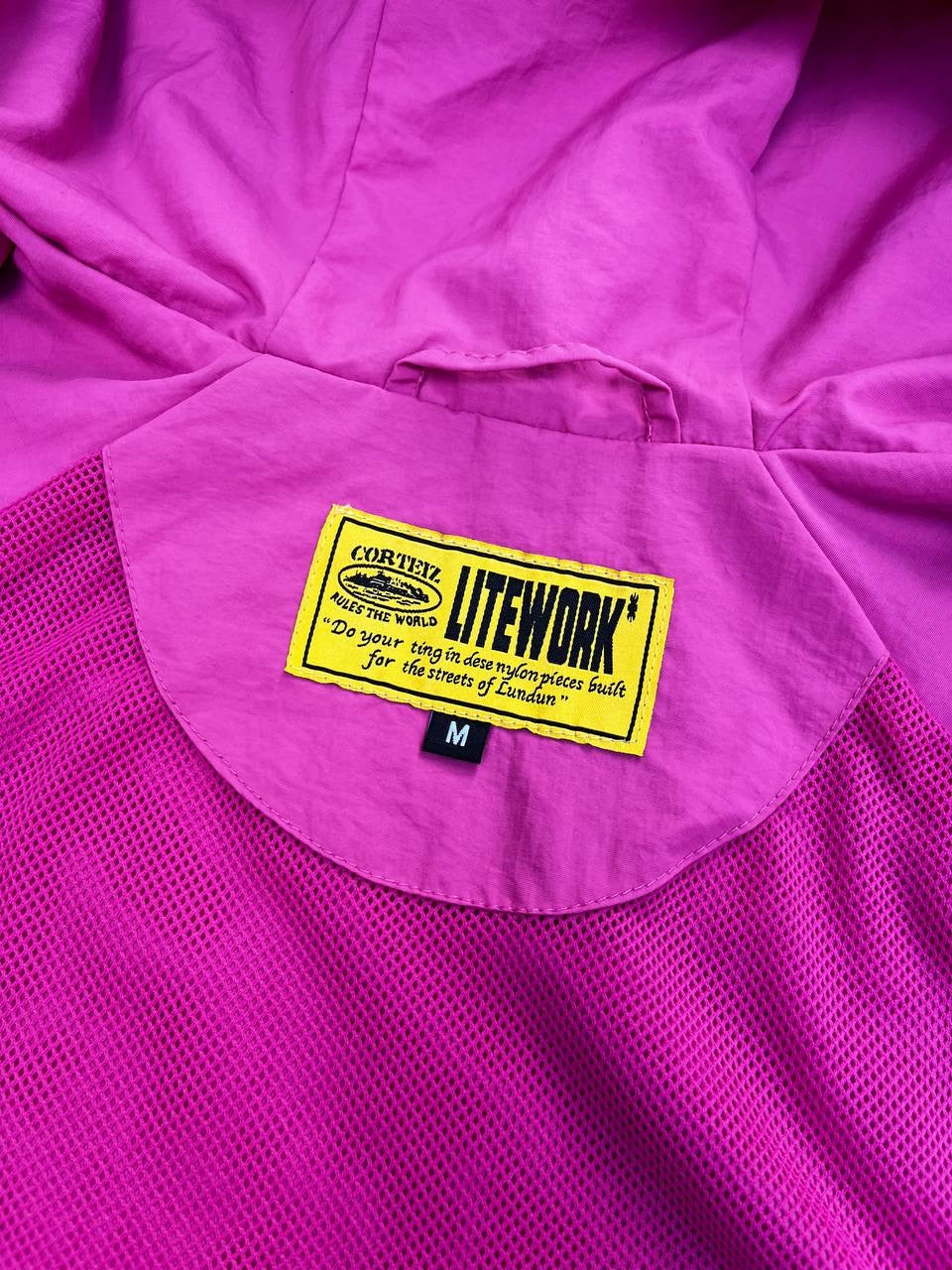 Corteiz Rose Pink Taille International M Medium Windbreaker Sommerjakke Rose Hvid White