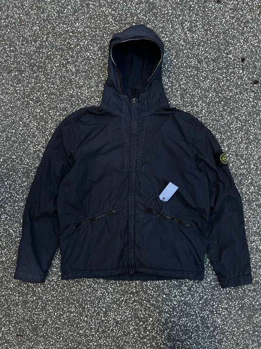 Brugt Used Stone Island jakke GARMENT DYED
CRINKLE REPS NY i mørkeblå marina blå XL 701541030