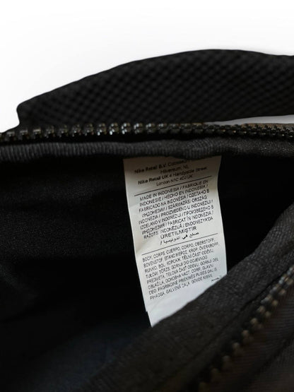 Nike skuldertaske sling bag i sort med brun logo