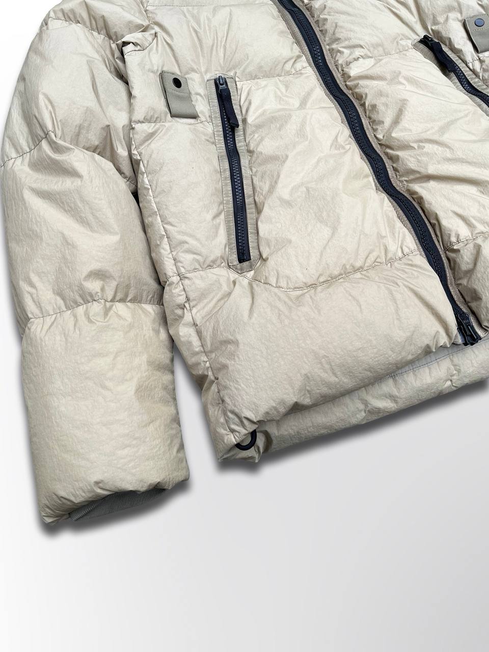 Brugt Varm Vinterjakke Stone Island Dunjakke Garment Dyed
Crinkle Reps Ny Down S Small i Beige Cream-Farve