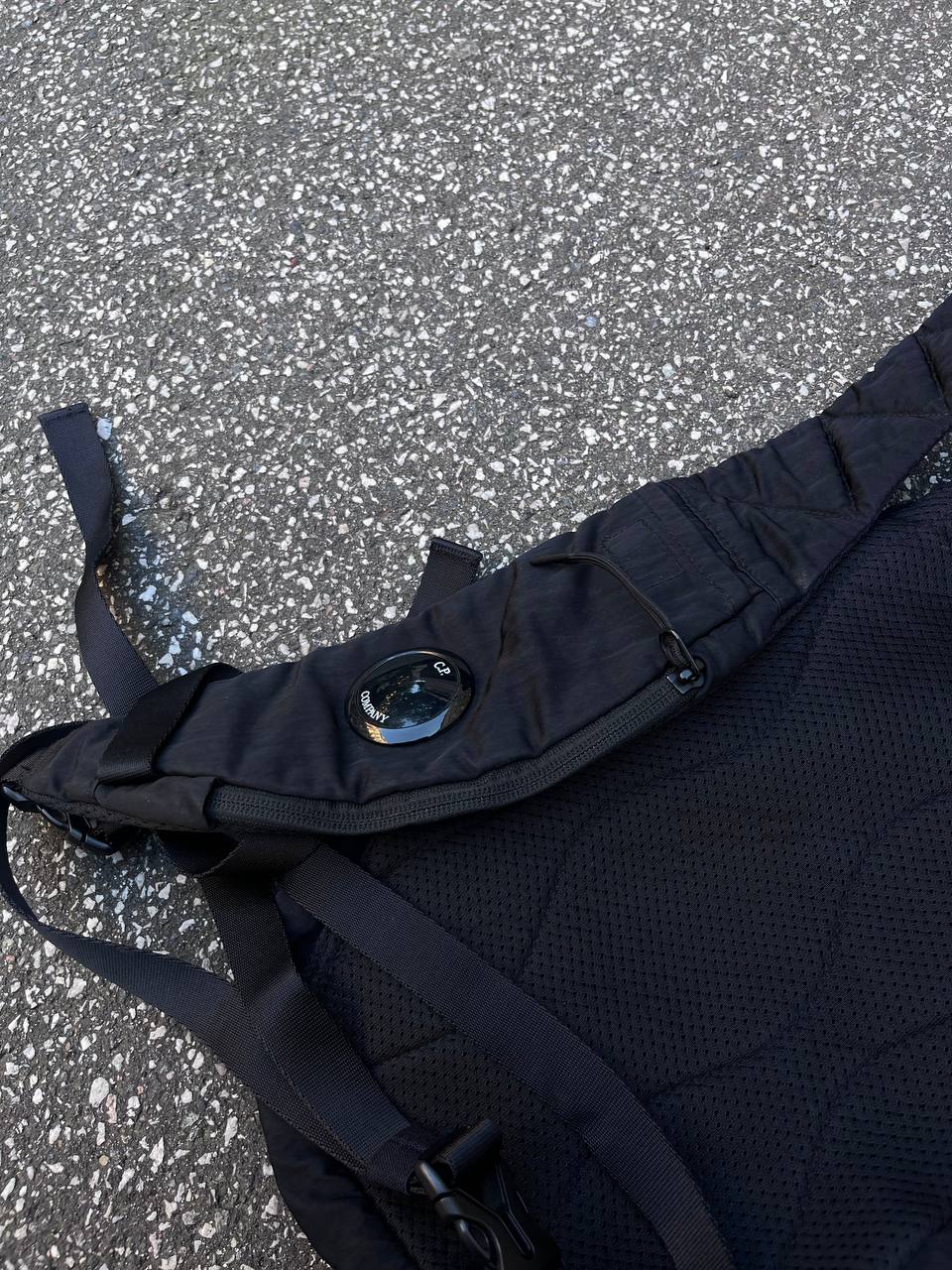 Skuldertaske sling bag fra C.P.Company i sort med linse