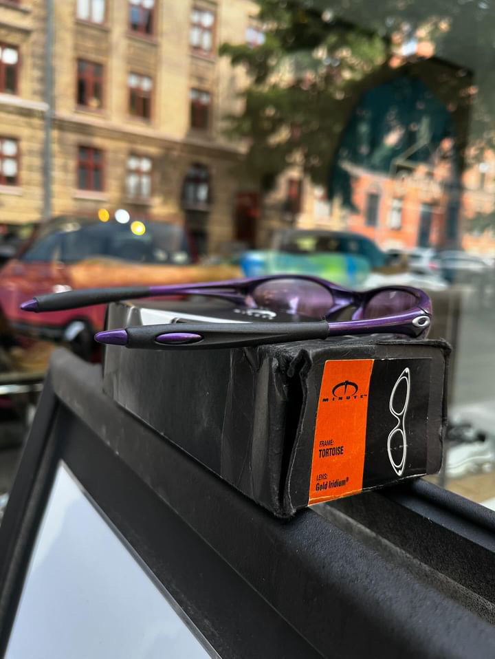 Brugte Oakley Minute 1.0 Violet
W/Black & Violet Iridium Lenses
Vintage Rare!