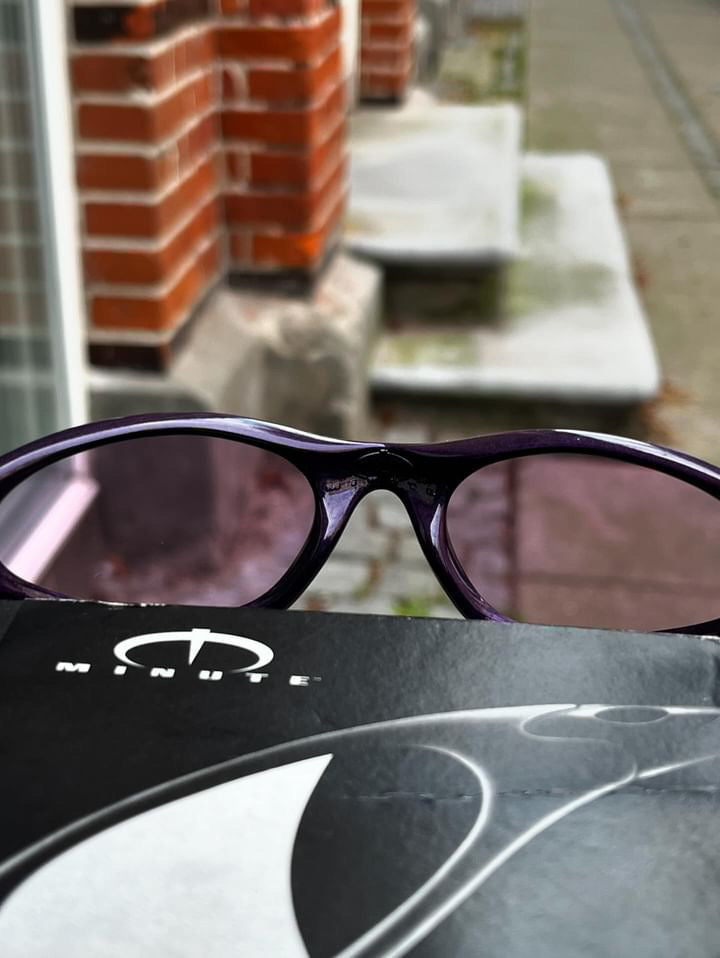 Brugte Oakley Minute 1.0 Violet
W/Black & Violet Iridium Lenses
Vintage Rare!