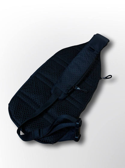 Nike skuldertaske sling bag i sort med brun logo