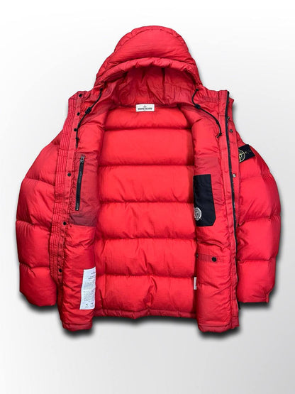Brugt Stone Island Dunjakke Vinterjakke Micro Rip Stop Opaque Nylon Tela 30 Anni Anniversary i Rød unik model og farve i L large herre