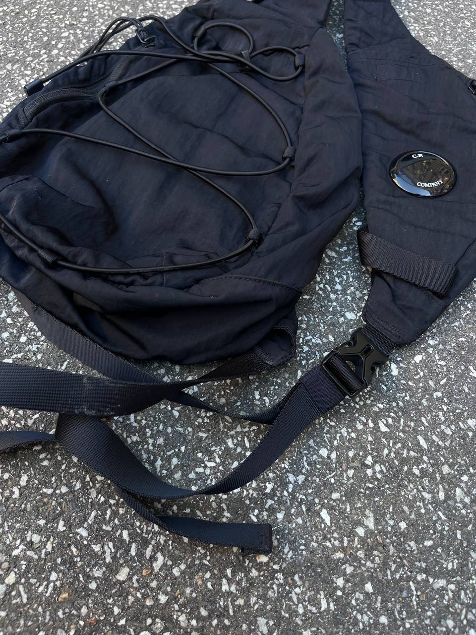 Skuldertaske sling bag fra C.P.Company i sort med linse