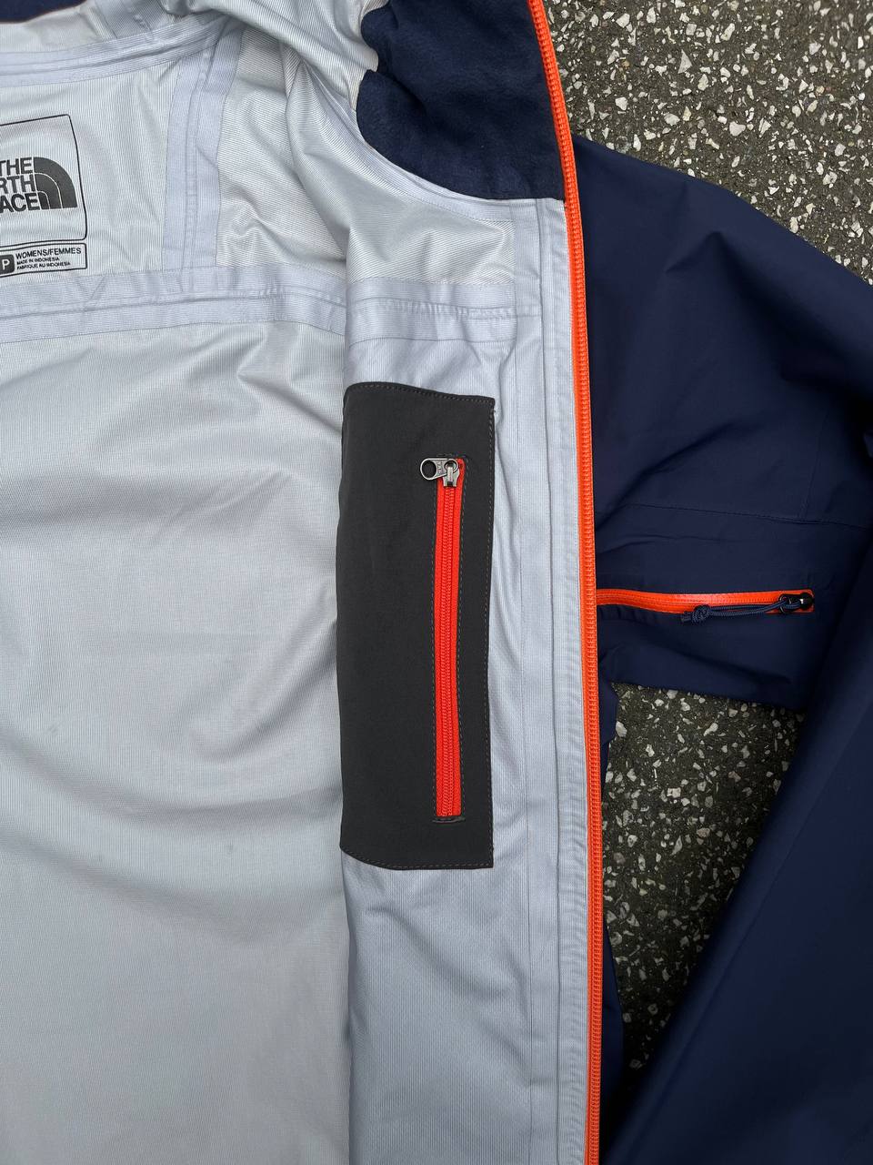 Regnjakke fra The North Face med Gore-tex membran i mørkeblå / Marina blå farve S dame