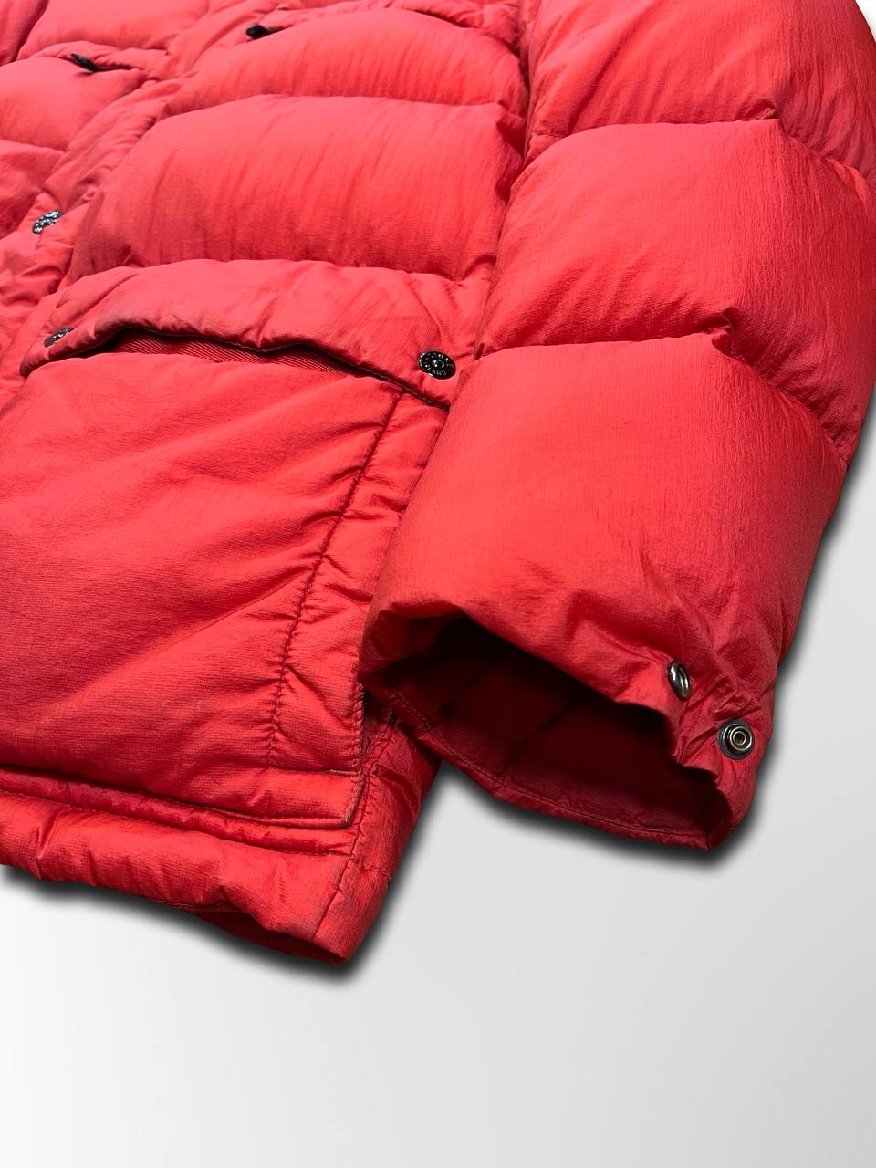 Brugt Stone Island Dunjakke Vinterjakke Micro Rip Stop Opaque Nylon Tela 30 Anni Anniversary i Rød unik model og farve i L large herre