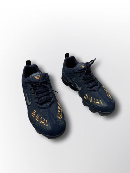 Som nye Nike Vapor Max i 44,5 i mørkeblå med selvlysende logo og detaljer