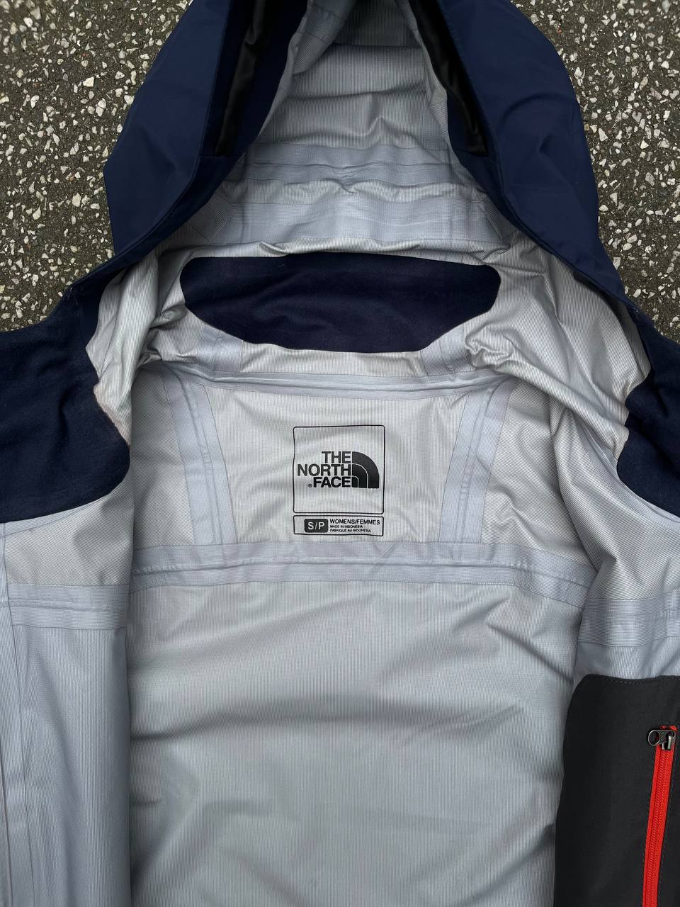 Regnjakke fra The North Face med Gore-tex membran i mørkeblå / Marina blå farve S dame