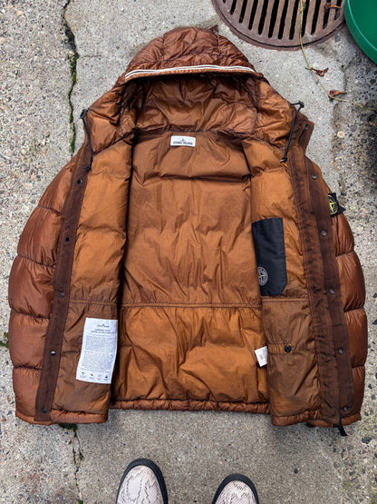 Stone Island Garment Dyed Down 26 GR x SQM-N – Kobberbrun dunjakke – Large