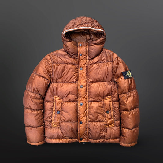 Stone Island Garment Dyed Down 26 GR x SQM-N – Kobberbrun dunjakke – Large
