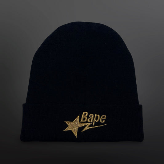 Sort BAPE strikhue med ombuk og guldfarvet broderet Bape-stjernelogo