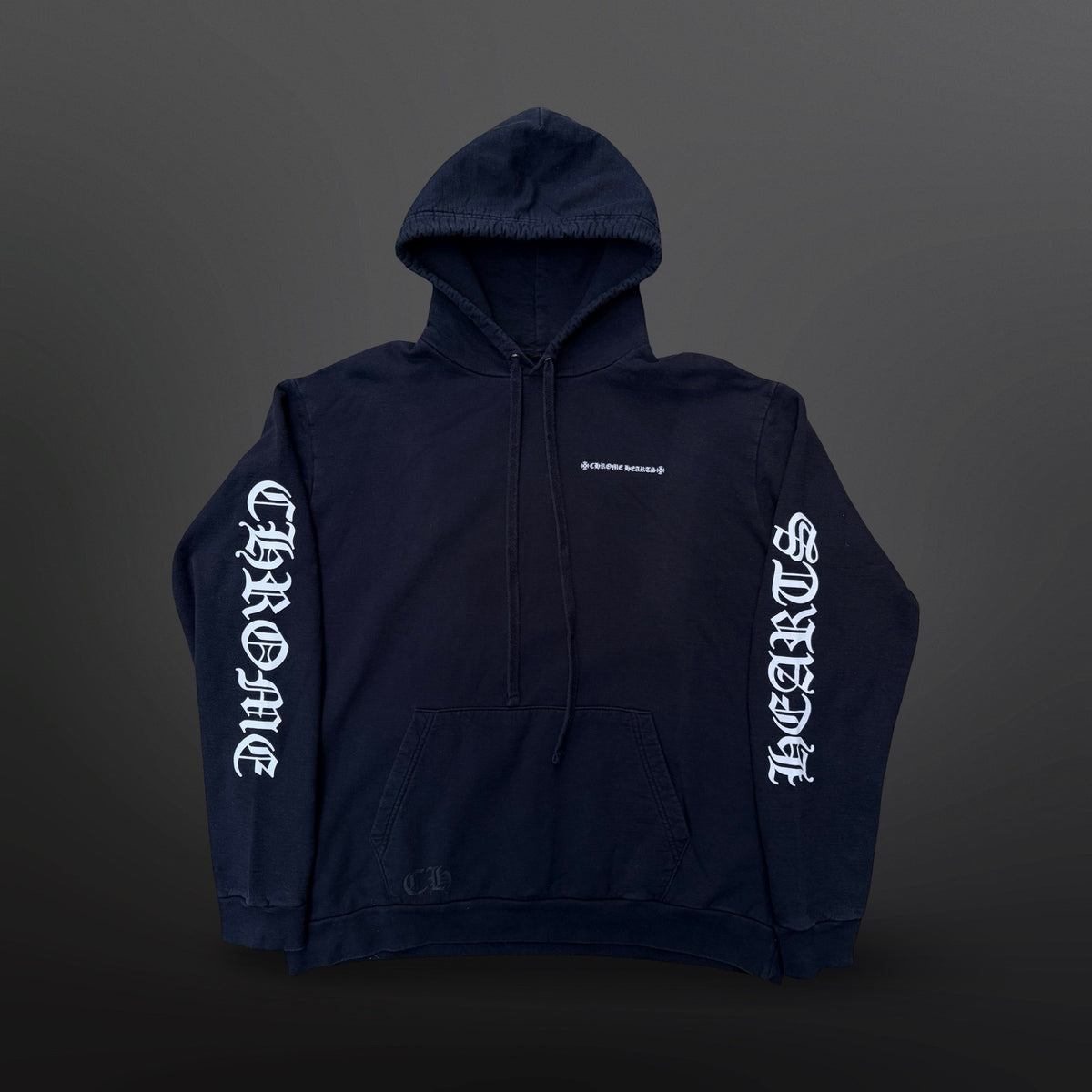 Chrome Hearts hoodie Large – mørk front med brystlogo, hvidt ærmeprint og kængurulomme