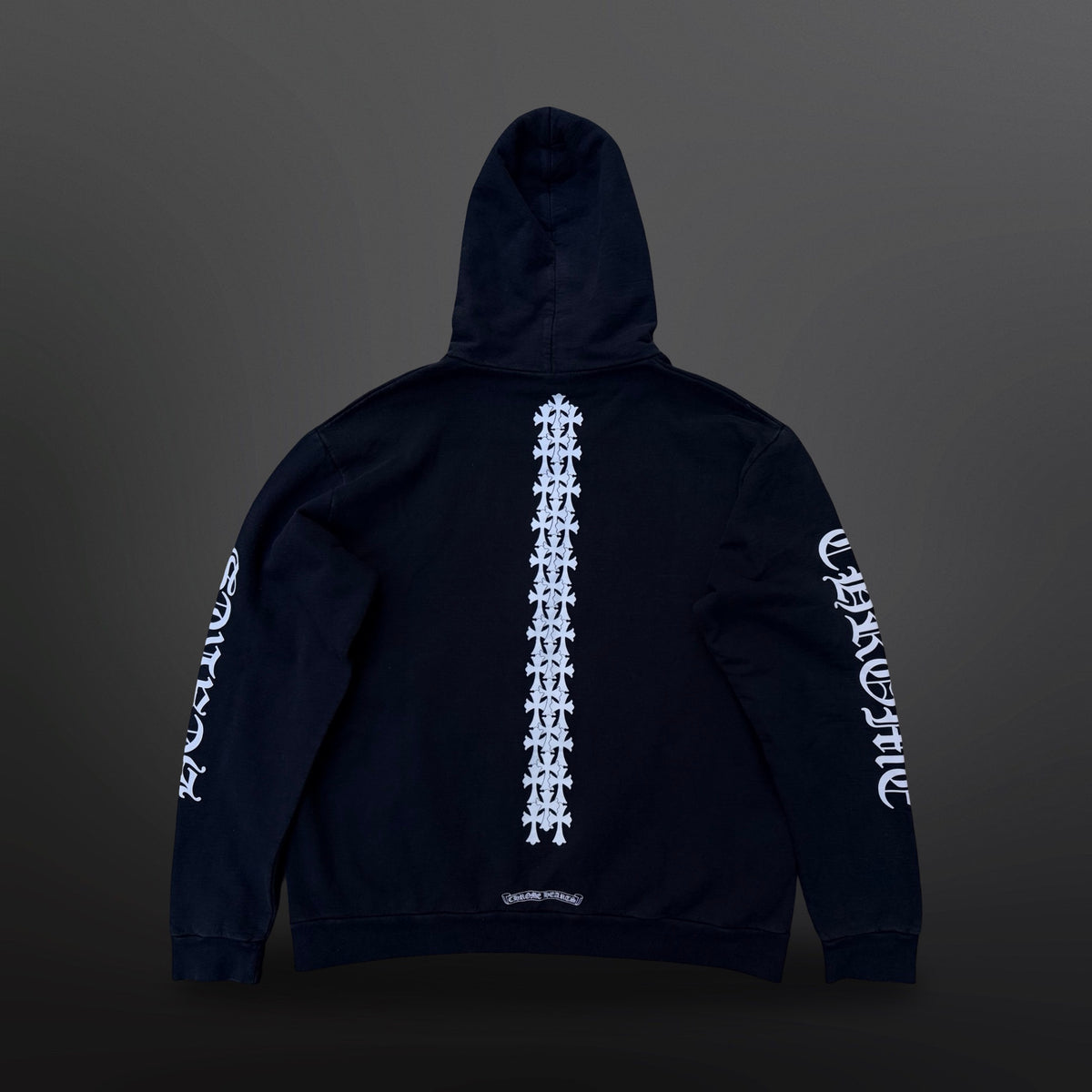 Chrome Hearts hoodie – ryg med lodret række af hvide kors og logoprint på ærmerne