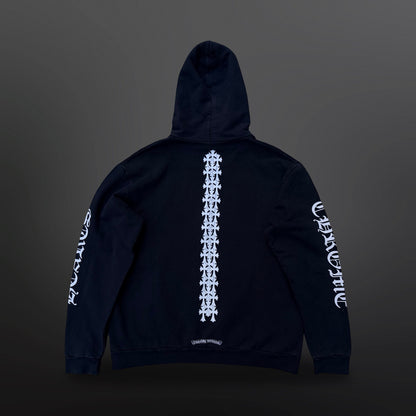 Chrome Hearts hoodie – ryg med lodret række af hvide kors og logoprint på ærmerne