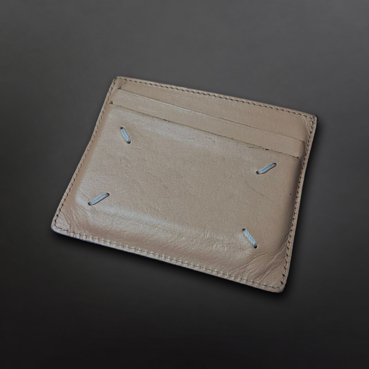 Maison Margiela kortholder – beige side med fire lyse signatursting, kortlommer og synlige brugsspor