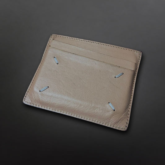 Maison Margiela kortholder – beige side med fire lyse signatursting, kortlommer og synlige brugsspor