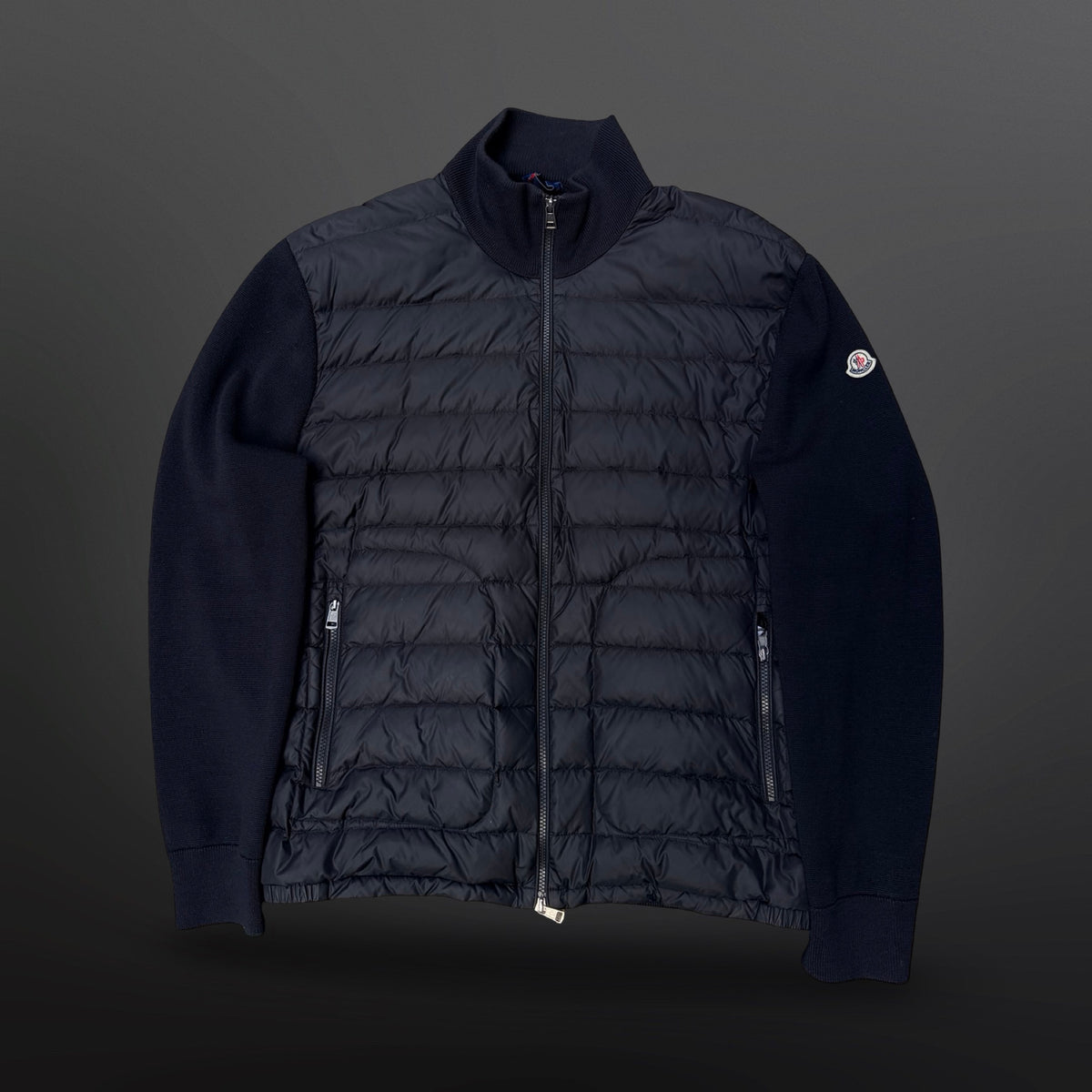 Moncler hybridjakke i navy med quiltet front og strikkede ærmer – mærket 3XL, passer XL